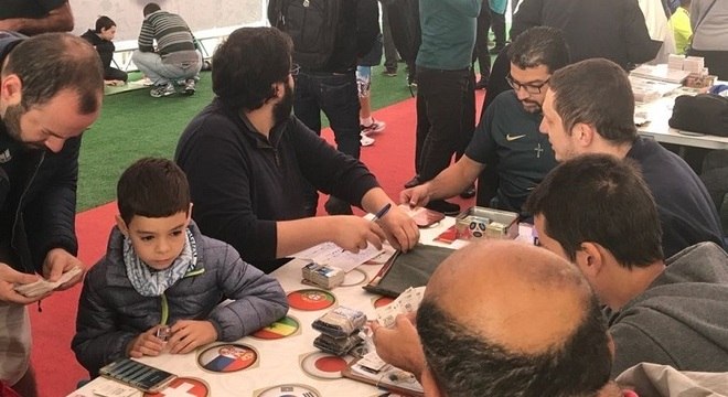 Colecionadores trocam figurinhas do álbum da Copa no Pacaembu, em SP
