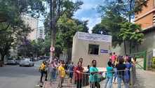 Ambulantes formam fila para buscar credencial para o Carnaval de Belo Horizonte 