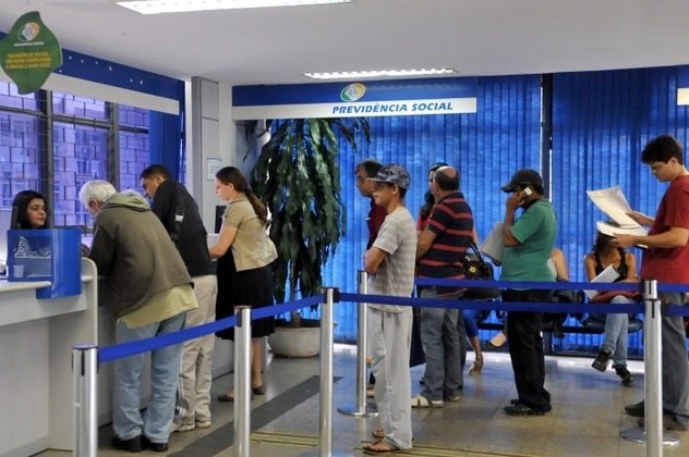 Brasília - Segurados do INSS procuram postos de atendimento para fazer perícias médicas, pedir revisão de benefícios ou auxílio-doença