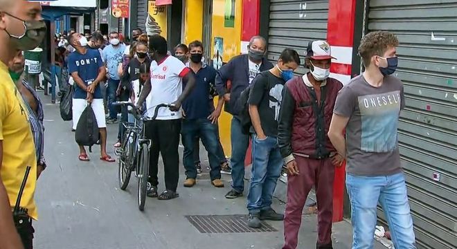 Reabertura de comércio de rua provoca filas e aglomerações 