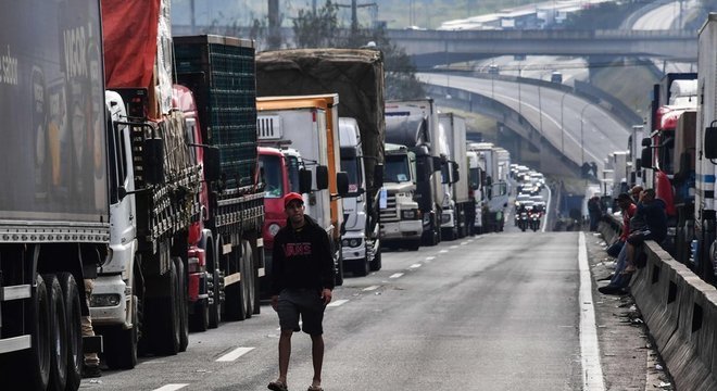 Caminhoneiros bloqueiam a rodovia Regis Bittencourt, na região metropolitana de São Paulo, no sexto dia da greve Informações reais duelam com fake news