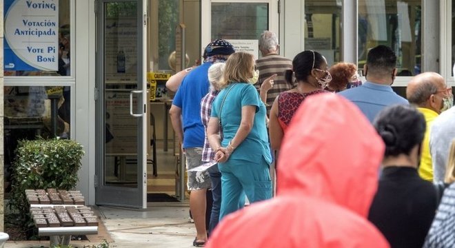  O voto presencial em alguns Estados gerou longas filas e números recordes de comparecimento 