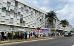 Fila de eleitores em escola na Asa Sul, em Brasília, pouco antes do início da votação