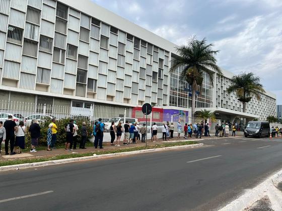 Fila de eleitores em escola na Asa Sul, em Brasília, pouco antes do início da votação