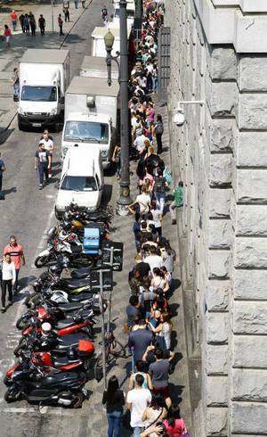 Pessoas enfrentam fila à procura de trabalho em São Paulo