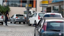 Motoristas fazem fila em postos após o anúncio de reajuste no preço dos combustíveis