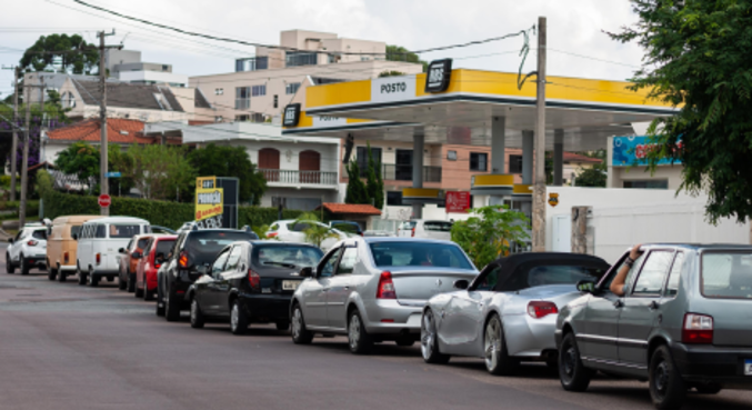 Movimentação em posto de combustível de Curitiba (PR), após anúncio do aumento