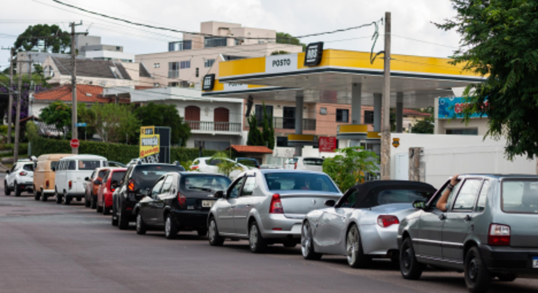 Após anúncio de reajuste pela Petrobras, postos tiveram filas de combustíveis