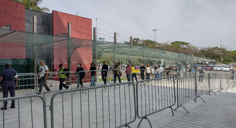 Fila para acompanhar o velório de Gal Costa em São Paulo