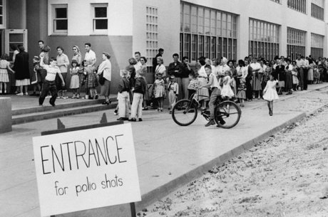 Milhares de crianças desenvolveram sintomas de poliomielite após tomarem a vacina fabricada pelos laboratórios