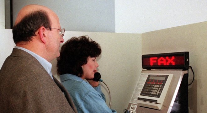 Fila para usar aparelho de fax em aeroporto americano, no ano 2000; tomara que ninguém estivesse com muita pressa