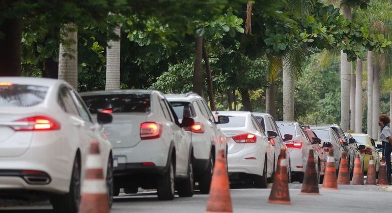 Fila para vacinação no drive-thru da Universidade Estadual do Rio de Janeiro