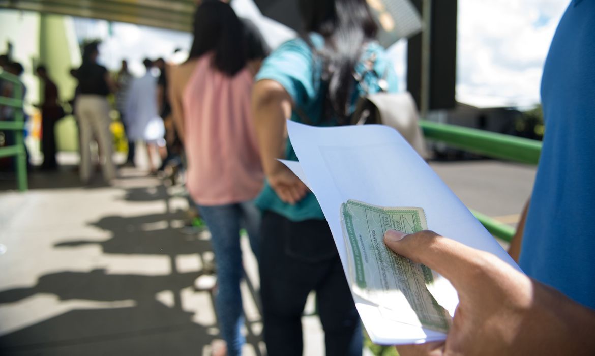 Fila para votar em seção eleitoral