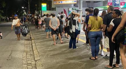 Fãs aguardam horas na fila para se despedir do ídolo
