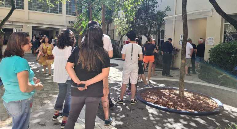 Pessoas fazem fila para votar em escola de São Paulo neste domingo (30)