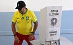 Em São Paulo, homem vota com a camisa da seleção brasileira