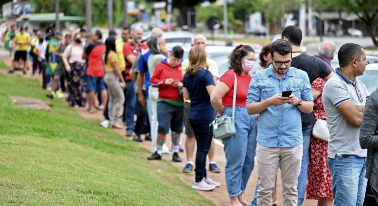 Eleitores em fila para votação