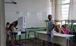 Homem aguarda sua vez de votar na Escola Estadual Getúlio Nogueira de Sá, no bairro de Caxambu, em Jundiaí (SP)