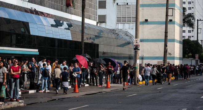 Abertura da primeira loja física da Xiaomi causou fila com mais de mil pessoas