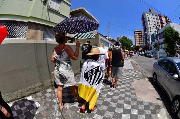 Filas para entrar na Vila Belmiro dão volta no quarteirão do estádio