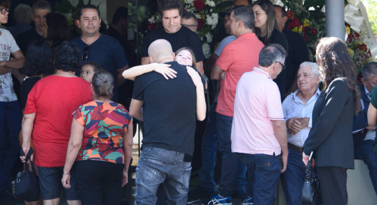 Daniel recebe o carinho de amigos e familiares no velório da mãe, Maria Aparecida, no interior de São Paulo