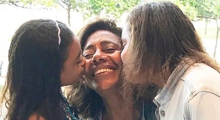 Maria Matta, filha de Gloria Maria, postou foto com a mãe e a irmã, Laura, para homenagear a apresentadora