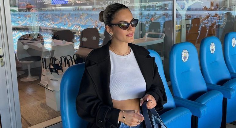 Mas, por mais que publique fotos ousadas, alguns torcedores aproveitam o espaço livre da internet para fazer pedidos à filha do técnico do City. 