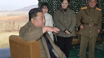North Korea: Kim Jong Un shows his daughter to the public for the first time during a missile test – News