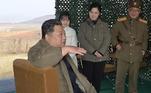 Filha de Kim Jong-Un e esposa aparecem em foto divulgada por TV estatal