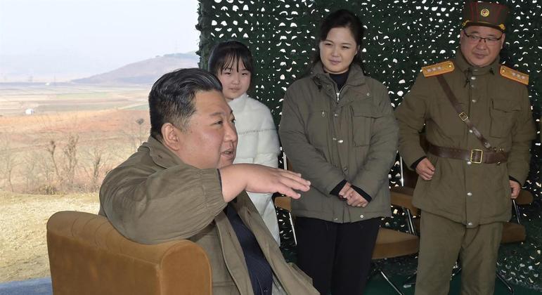 Filha de Kim Jong-un e esposa aparecem em foto divulgada por agência estatal da Coreia do Norte