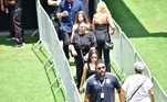 Celeste, irmã gêmea de Joshua e filha de Pelé, presta homenagens ao pai na Vila Belmiro