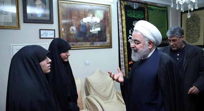 Filha de Soleimani em encontro com o presidente do Irã Hassan Rohani, neste sábado (4)