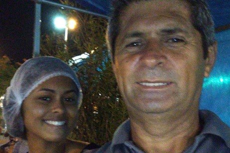 Natália ajuda o pai com as vendas