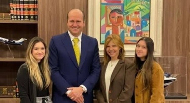 As irmãs Maria e Sofia Liberato, com o advogado Nelson Willians  e a mãe Rose Miriam