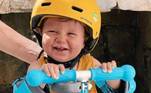 Devidamente protegido com capacete, joelheira e cotoveleiras, o garoto de 11 meses chamou a atenção com o carisma estampado no rosto na hora da foto