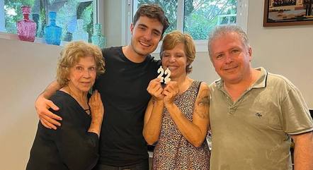 Rose Miriam postou foto da festa de aniversário de João Augusto com a família