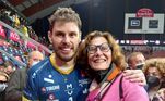 Bruninho, da seleção brasileira de vôlei, não tinha para onde fugir. Filho de Bernardinho, treinador e jogador multicampeão, o levantador também é filho de Vera Mossa, estrela do vôleibol brasileiro entre a década de 70 e os anos 2000. O atual capitão da seleção joga na Itália e tem uma medalha de ouro olímpica na prateleira, conquistada nos Jogos Rio 2016