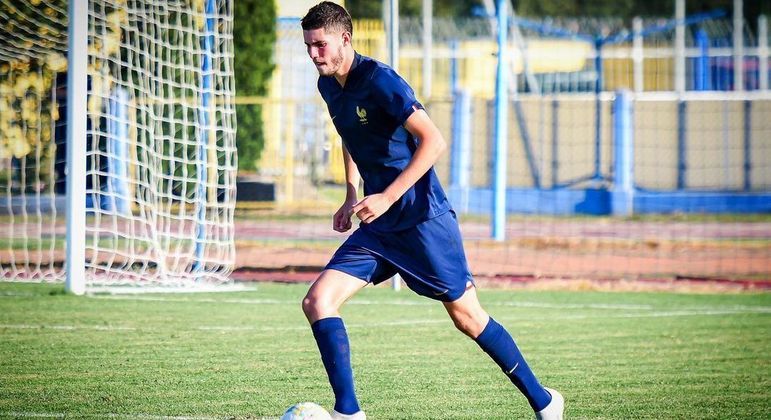 O sucesso fez com que Elyaz fosse convocado para a seleção francesa sub-17 pela primeira vez em outubro de 2021, antes de completar 16 anos. Na estreia com a camisa azul, ele marcou um gol e, em um amistoso contra a Espanha em 2022, vestiu a braçadeira de capitão