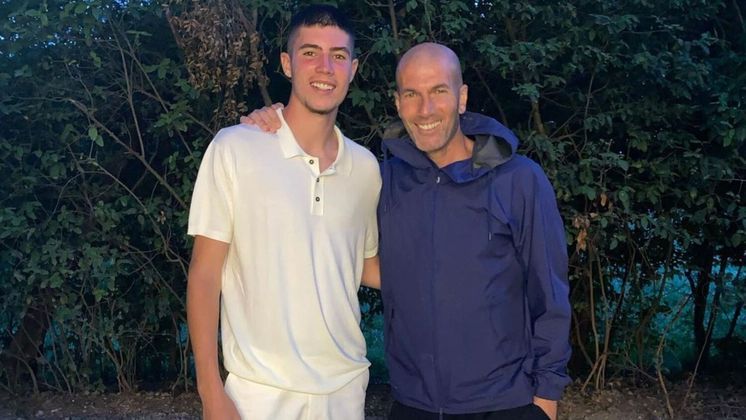 A família de Zinédine Zidane parece, cada vez mais, ter um vínculo mais forte com o Real Madrid. Depois das passagens do craque francês como jogador e técnico, os filhos do Zizou estão determinados a fazer história no clube merengue. O filho mais novo do ex-jogador, Elyaz, tem apenas 17 anos e já chama a atenção do time e da imprensa espanhola. O zagueiro, no entanto, prefere não utilizar o famoso sobrenome e quer ser chamado de Elyaz Fernández