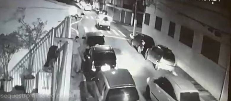 Câmera de segurança flagra bandidos abordando carro da vítima