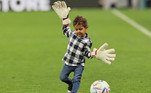 Filho do goleiro de Marrocos Yassine Bounou aproveita festa dos jogadores na classificação para a semifinal para brincar com a bola