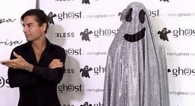Cantor apresentou a namorada assim em uma festa 