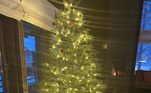 Olha só a árvore de Natal da família CR7 superiluminada... Estão faltando uns presentes ao redor dela, né?