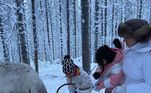 Chegando lá, eles conheceram as renas, animais que transportam o bom velhinho durante a época de Natal