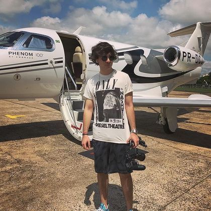 Luca Bueno, de 20 anos, tem a própria aeronave para viajar por aí. Nesta publicação, ele contou que estava indo para a praia curtir a chegada do ano de 2019