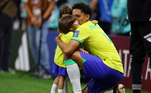 Marquinhos, zagueiro da seleção brasileira, deu aquele abraço no filho depois da vitória do Brasil na estreia