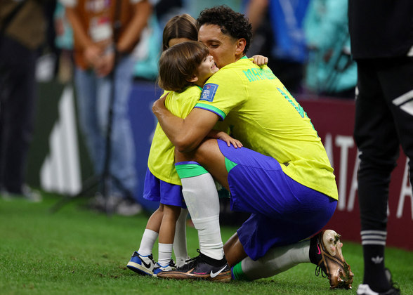 Marquinhos, zagueiro da seleção brasileira, deu aquele abraço no filho depois da vitória do Brasil na estreia
