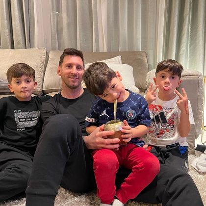 Lionel Messi é um paizão. Frutos do casamento com a mulher, Antonella Roccuzzo, ele tem três filhos: Thiago, Mateo e Ciro, de 9, 6 e 3 anos, respectivamente