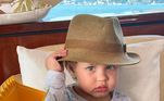 Para celebrar o segundo aniversário do caçula, Andressa publicou um clique do filho de chapéu segurando seu amigo trator. Era a primeira vez que o menino viajava para conhecer o mar