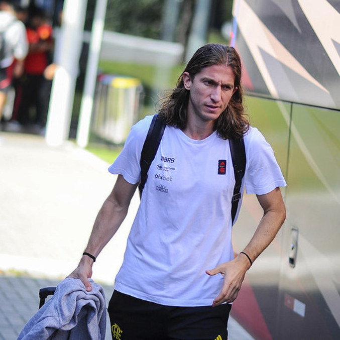Filipe Luís no desembarque com a delegação do Flamengo em Belo Horizonte